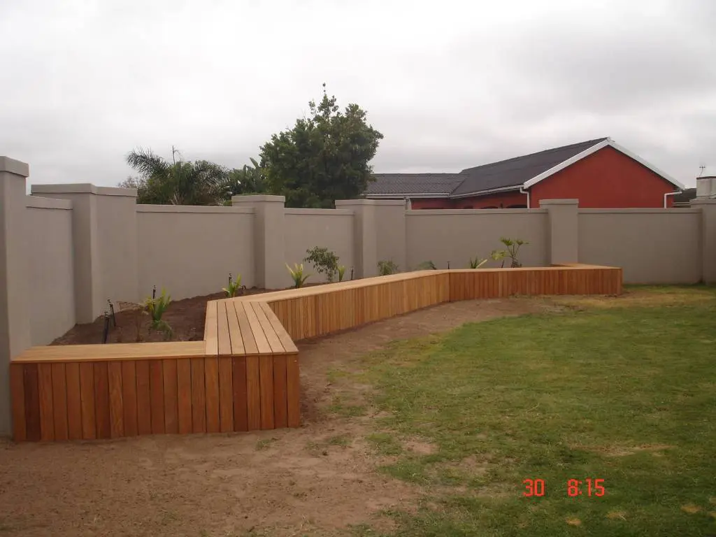 Timberlandscapes RetainingWallsPlanters 01